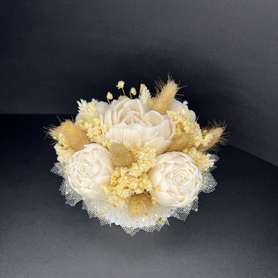 Aranjament floral cu lumânări din ceară de soia, în recipient ceramic – handmade, nude, 5 lumânări, Model 01