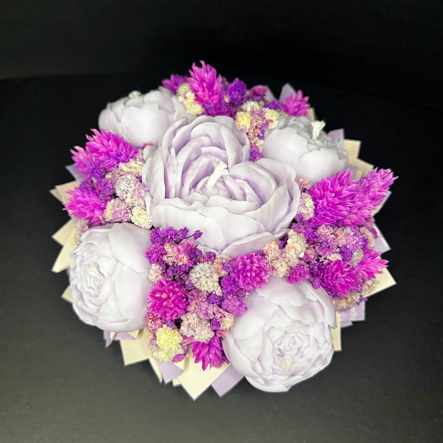 Aranjament floral cu lumânări din ceară de soia, în recipient ceramic – handmade, lila, 5 lumânări, Model 01
