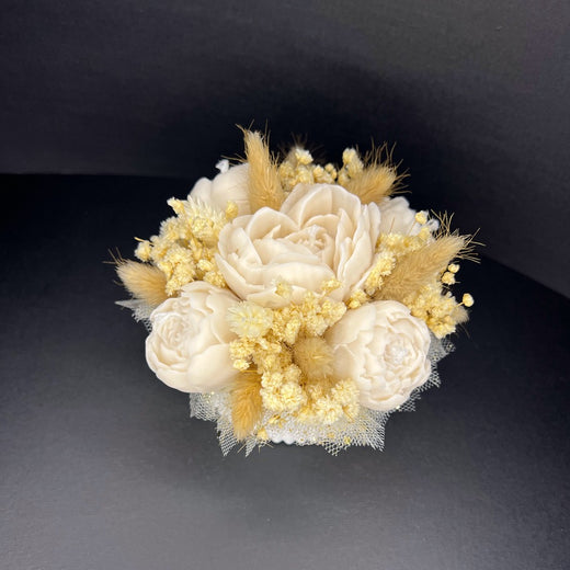 Aranjament floral cu lumânări din ceară de soia, în recipient ceramic – handmade, nude, 5 lumânări, Model 01