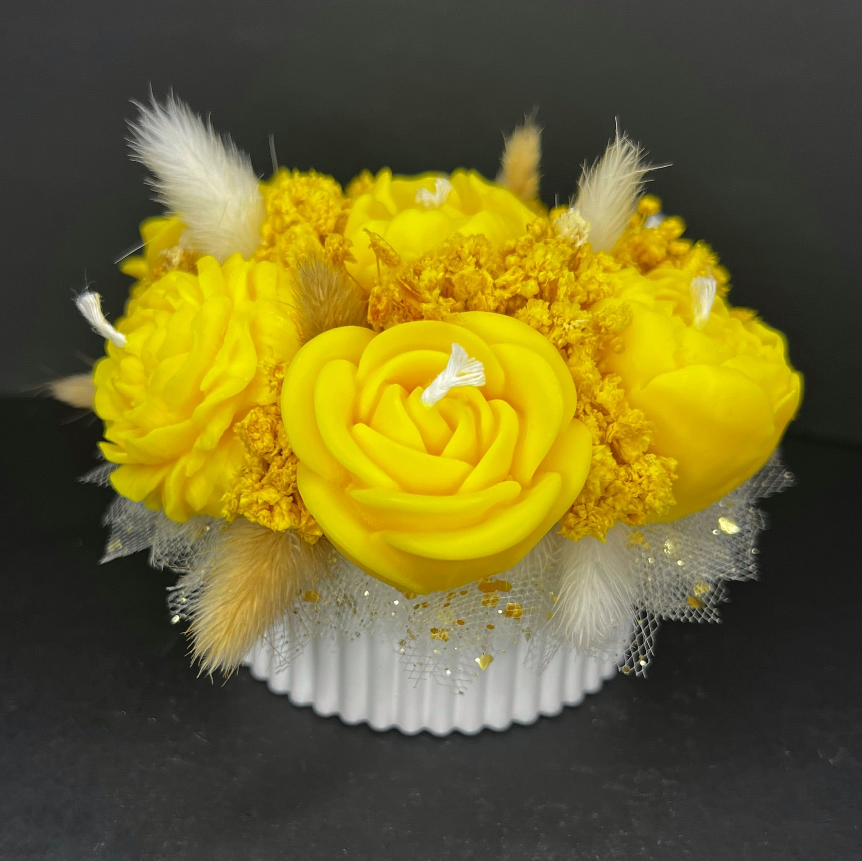 Aranjament floral cu lumânări din ceară de soia, în recipient ceramic – handmade, galben, 7 lumânări, Model 01