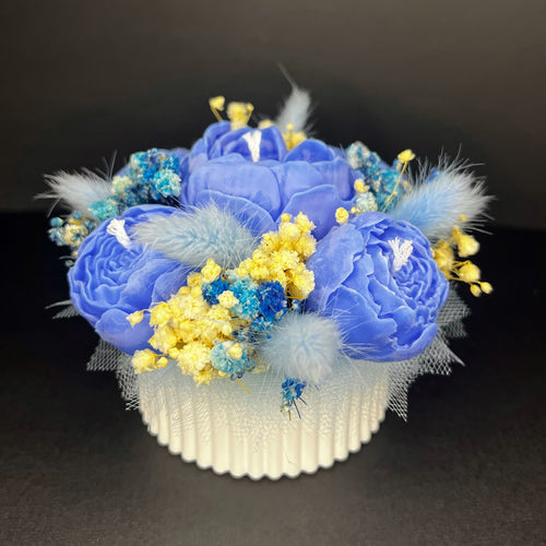 Aranjament floral cu lumânări din ceară de soia, în recipient ceramic – handmade, albastru închis, 5 lumânări, Model 01