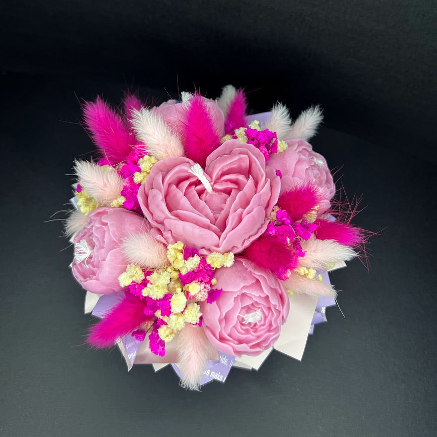 Aranjament floral cu lumânări din ceară de soia, în recipient ceramic – handmade, roz închis, 5 lumânări, Model 01