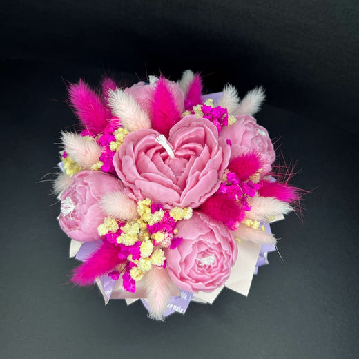 Aranjament floral cu lumânări din ceară de soia, în recipient ceramic – handmade, roz închis, 5 lumânări, Model 01