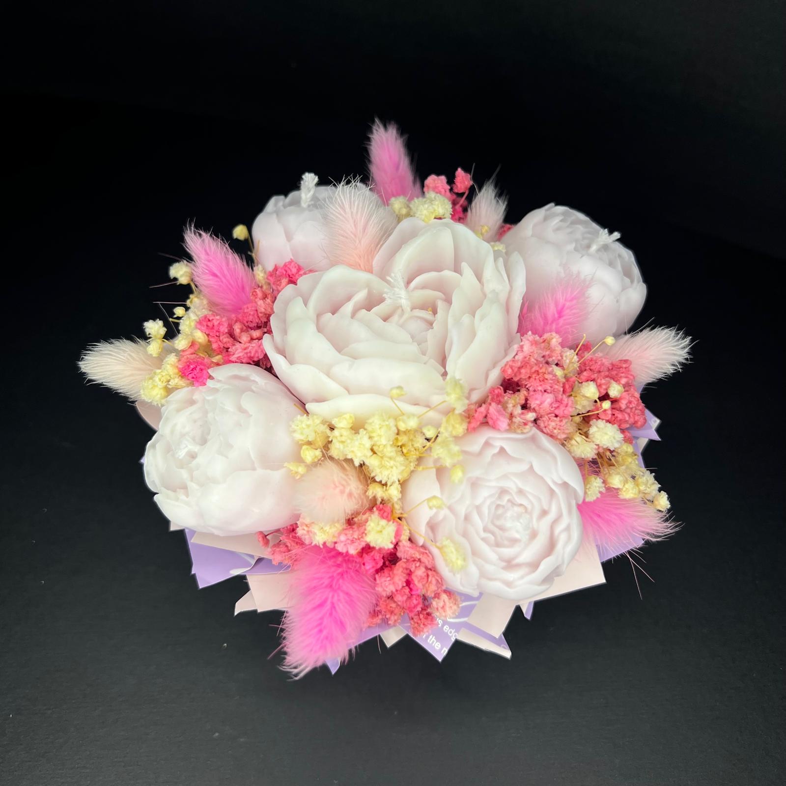 Aranjament floral cu lumânări din ceară de soia, în recipient ceramic – handmade, roz deschis, 5 lumânări, Model 01