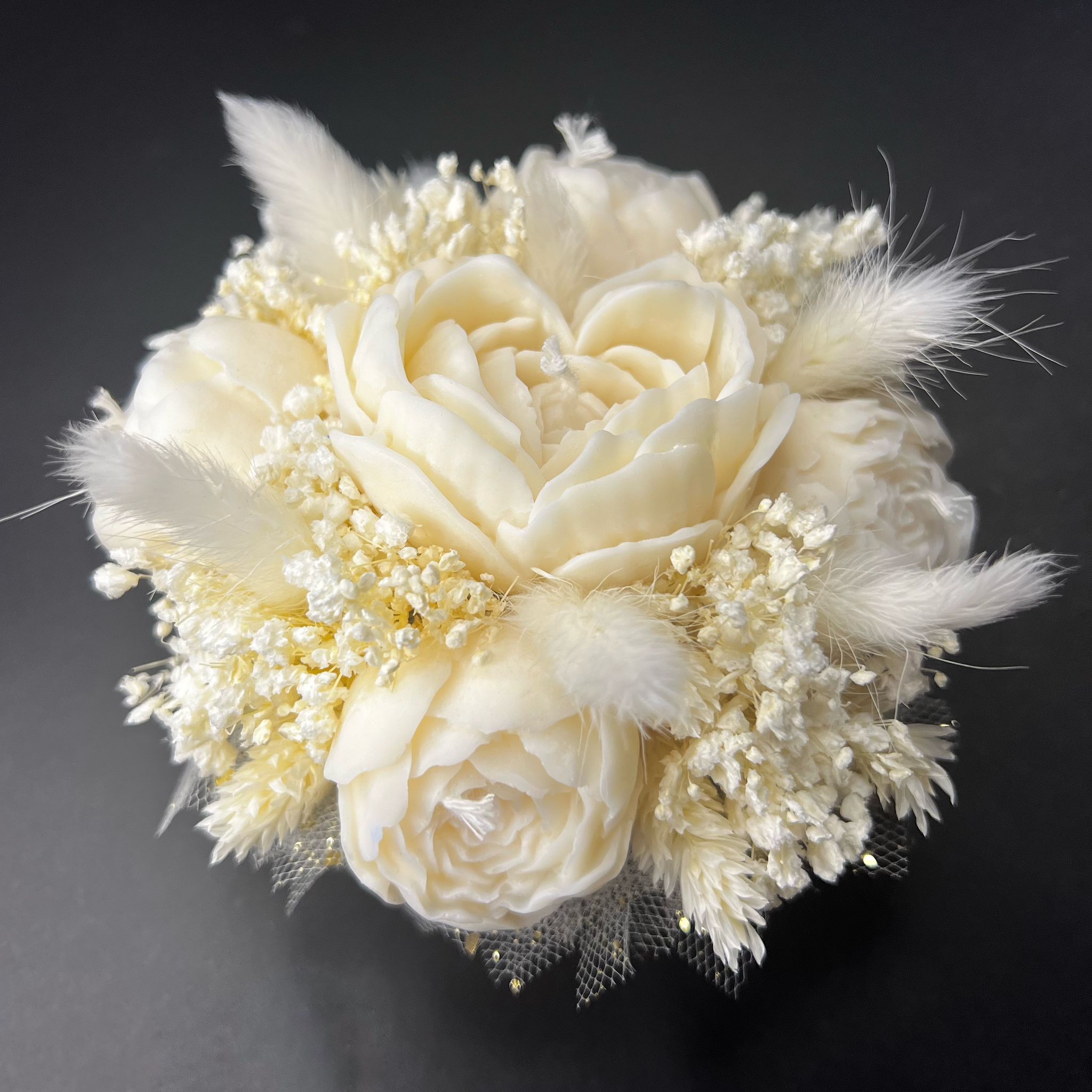 Aranjament floral cu lumânări din ceară de soia, în recipient ceramic – handmade, alb, 5 lumânări, Model 01