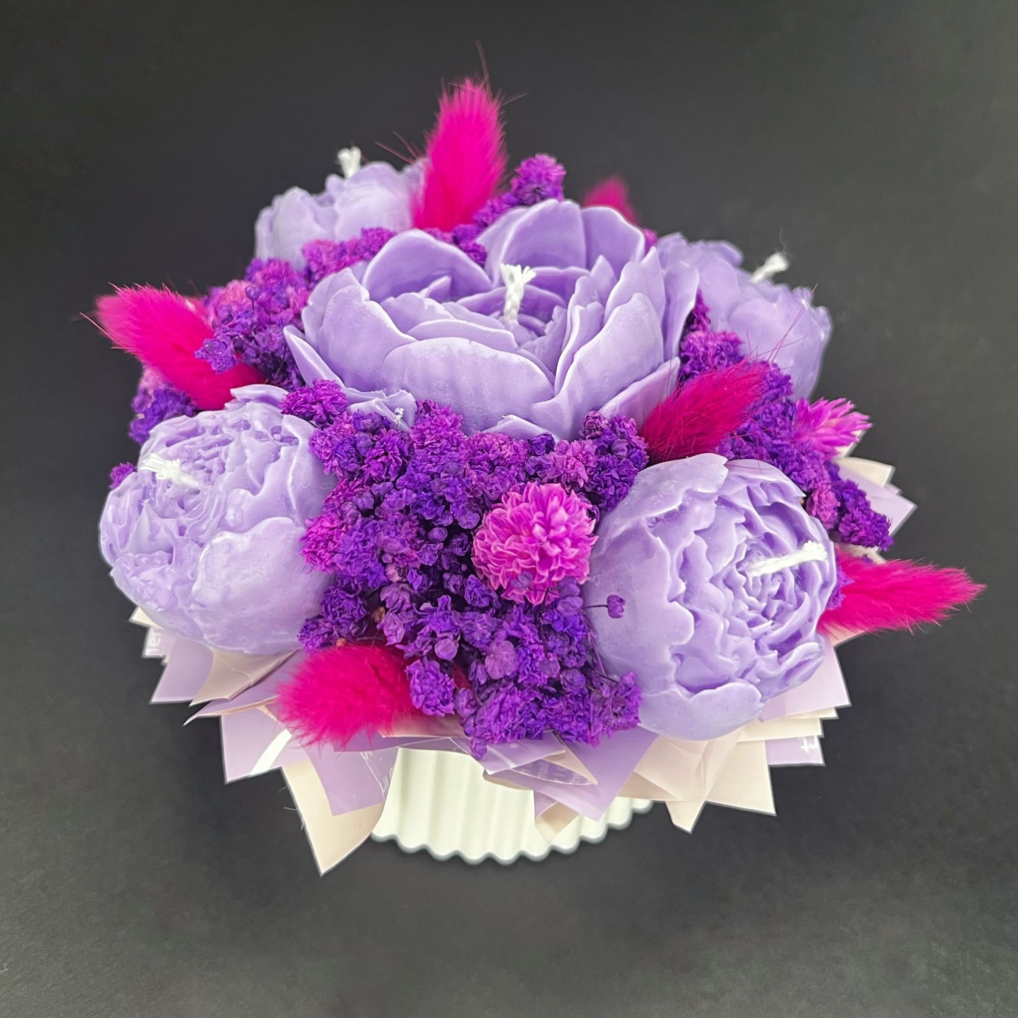 Aranjament floral cu lumânări din ceară de soia, în recipient ceramic – handmade, mov, 5 lumânări, Model 01