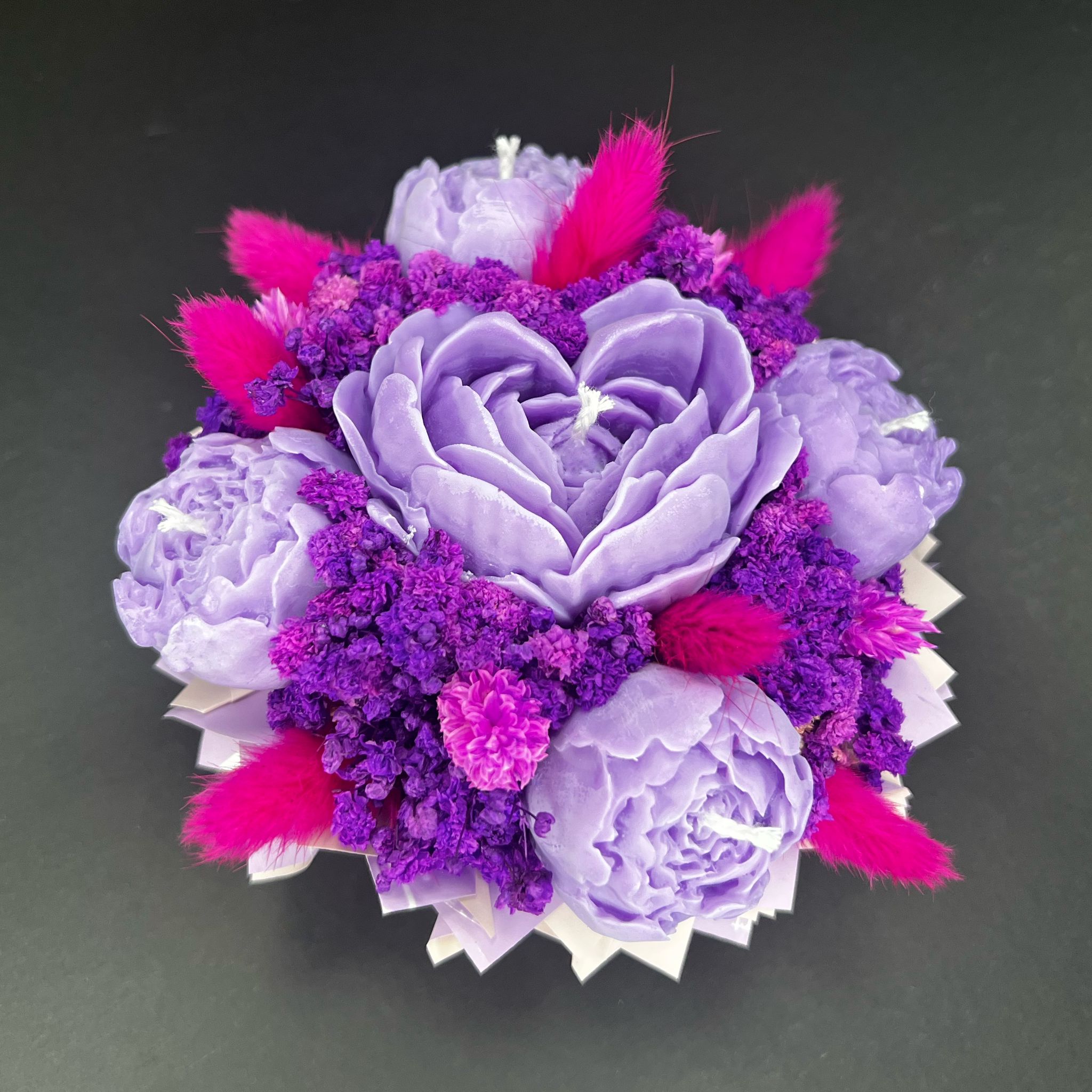 Aranjament floral cu lumânări din ceară de soia, în recipient ceramic – handmade, mov, 5 lumânări, Model 01