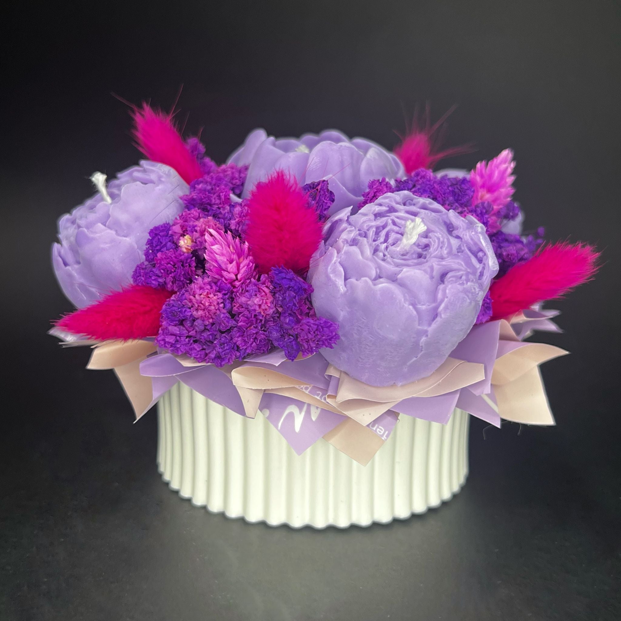 Aranjament floral cu lumânări din ceară de soia, în recipient ceramic – handmade, mov, 5 lumânări, Model 01