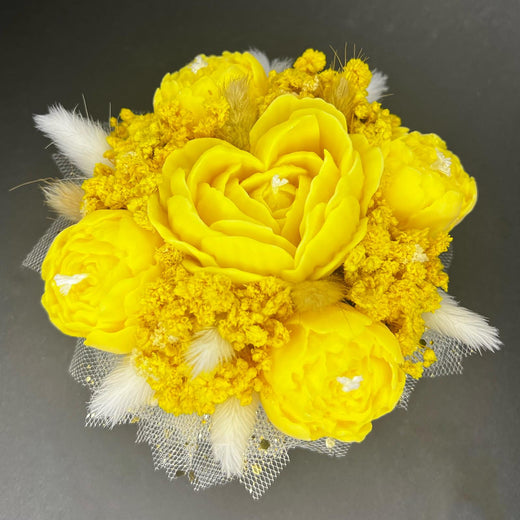 Aranjament floral cu lumânări din ceară de soia, în recipient ceramic – handmade, galben, 5 lumânări, Model 01