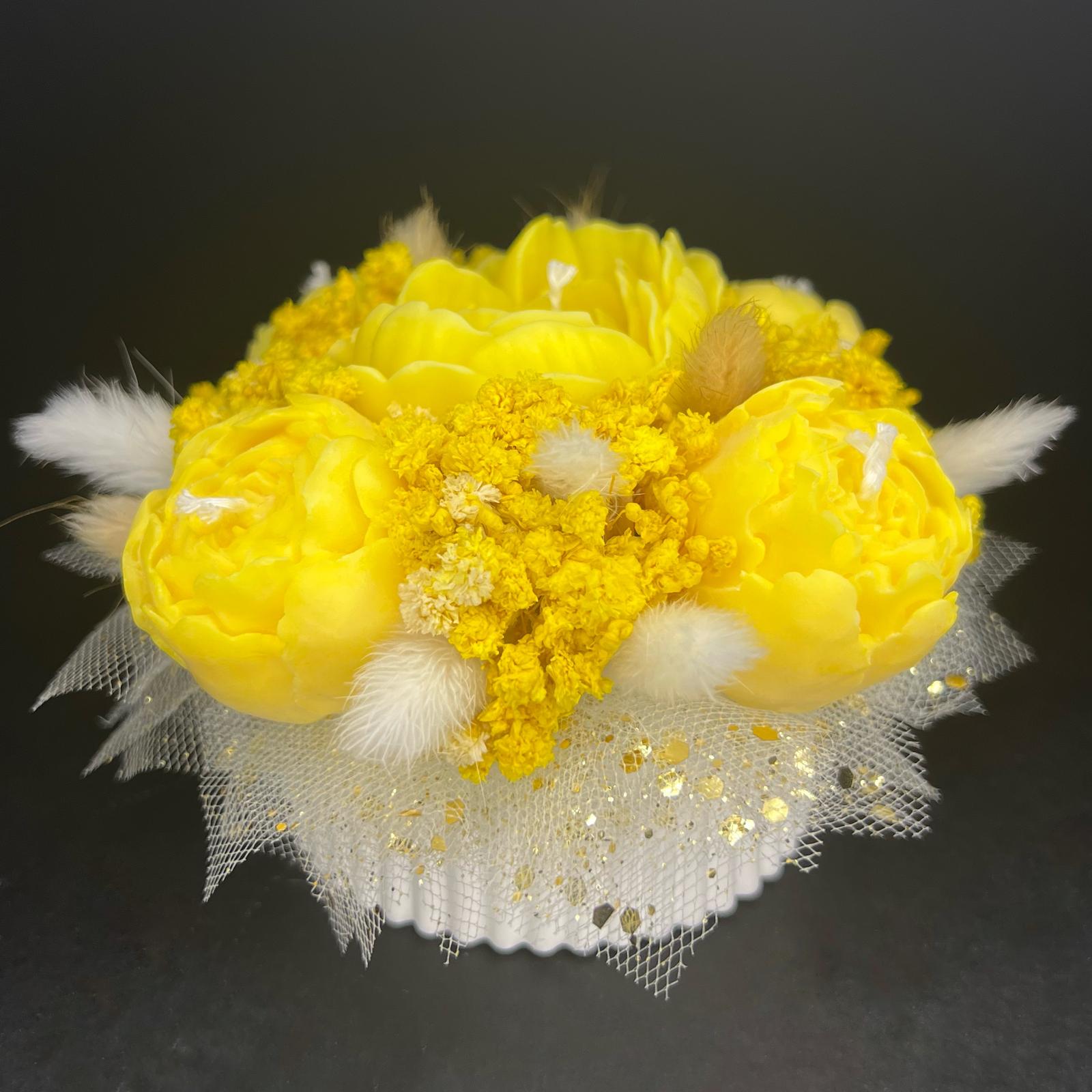 Aranjament floral cu lumânări din ceară de soia, în recipient ceramic – handmade, galben, 5 lumânări, Model 01