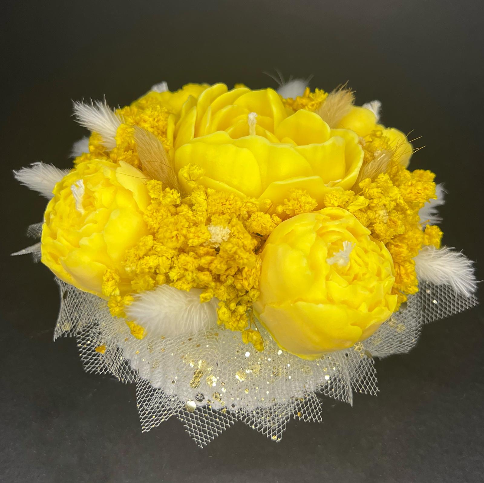 Aranjament floral cu lumânări din ceară de soia, în recipient ceramic – handmade, galben, 5 lumânări, Model 01